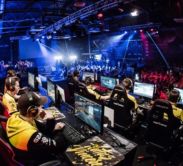 Spelers achter hun computers tijdens het toernooi voor het publiek