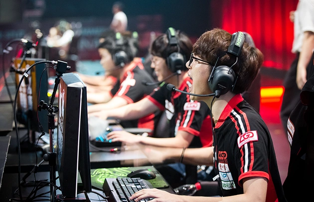 De spelers van het team achter hun computers tijdens een spannende wedstrijd