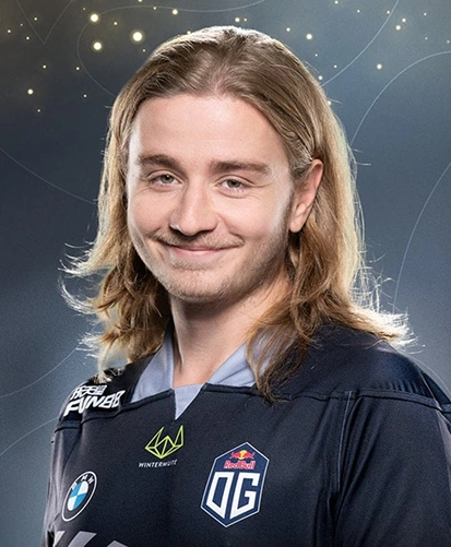 Een speler in het tenue van OG poseert voor een studioachtergrond