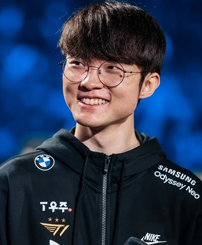 Een professionele speler in het tenue van zijn team poseert tegen een neutrale achtergrond