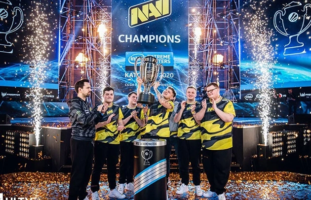 Twee personages uit Apex Legends tegen een felrode en groene achtergrond