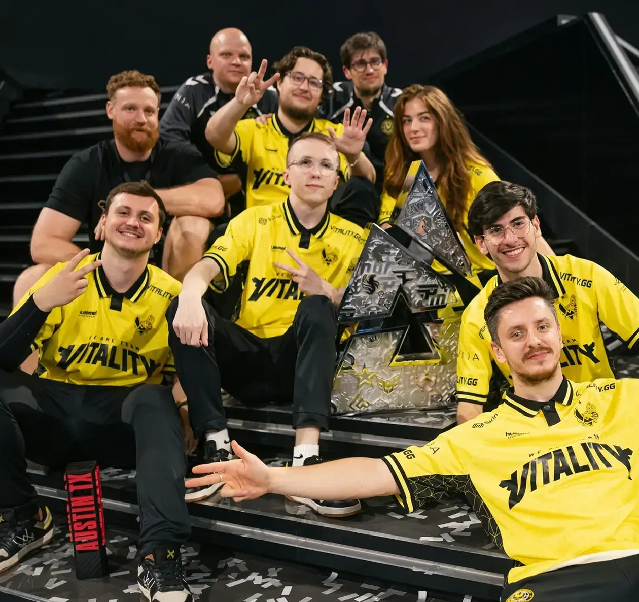 De spelers van Team Vitality poseren na hun overwinning met de trofee op het podium