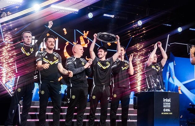 Het esports-team Team Vitality viert zijn overwinning op het podium met de trofee en confetti