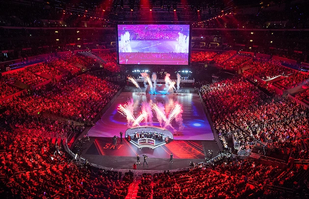 Een enorme arena met toeschouwers en een podium tijdens de finale van een esports-toernooi