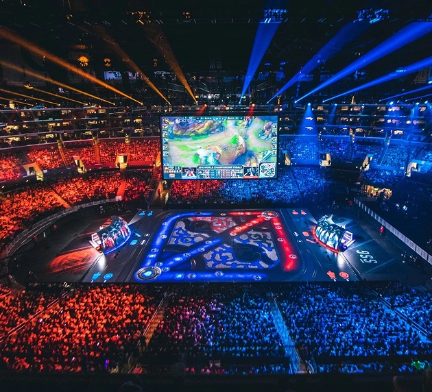 Een enorme arena met toeschouwers en een scherm voor een esports-toernooi
